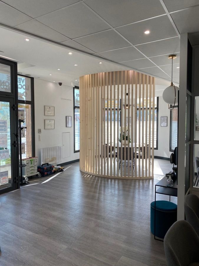 Intérieur lumineux avec claustra en bois clair et parquet