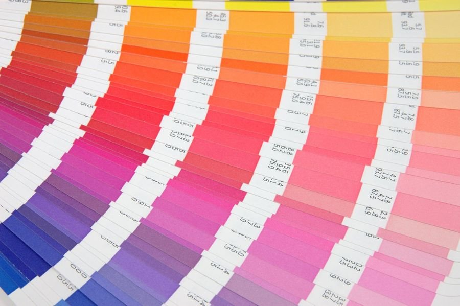 Nuancier de peintures aux couleurs vives